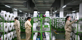 Дрехите от рециклиран полиестер замърсяват повече от първичния полиестер, сочи проучване