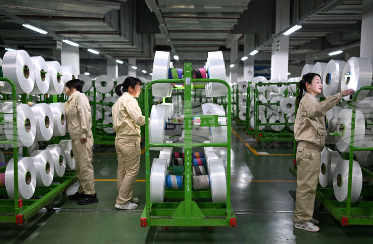 Дрехите от рециклиран полиестер замърсяват повече от първичния полиестер, сочи проучване