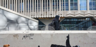 Два идентични графита на Банкси се появиха в Лондон