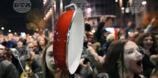 Протестиращи в Сърбия скандират лозунги по време на протест пред парламента в Белград