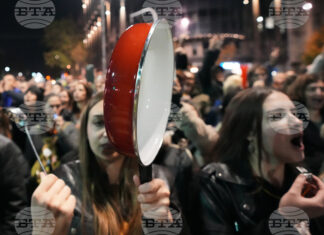 Протестиращи в Сърбия скандират лозунги по време на протест пред парламента в Белград