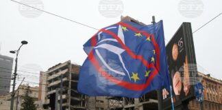 Белград (11 ноември 2025) Граждани и студенти протестираха срещу отпадането на статута на паметник на културата на сградата на бившия Генерален щаб на несъществуващата югоармия. Снимка: БТА