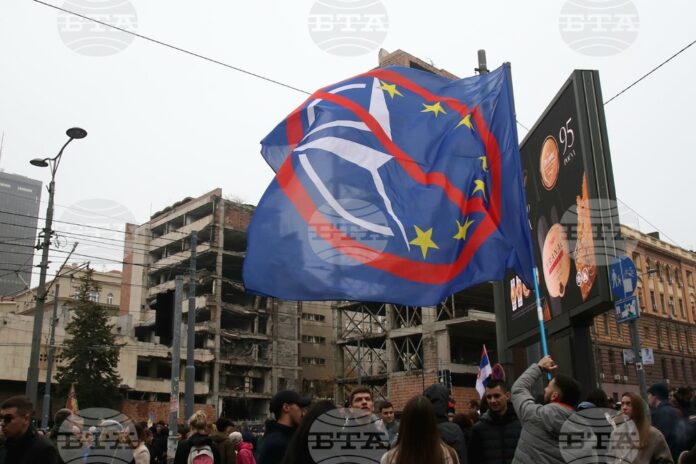 Белград (11 ноември 2025) Граждани и студенти протестираха срещу отпадането на статута на паметник на културата на сградата на бившия Генерален щаб на несъществуващата югоармия. Снимка: БТА Белград (11 ноември 2025) Граждани и студенти протестираха срещу отпадането на статута на паметник на културата на сградата на бившия Генерален щаб на несъществуващата югоармия. Снимка: БТА