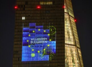 "Добре дошла, България" грейна върху сградата на ЕЦБ