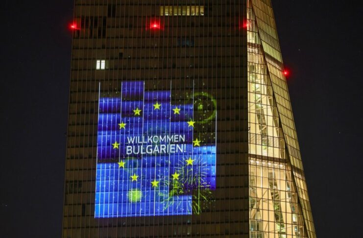 "Добре дошла, България" грейна върху сградата на ЕЦБ