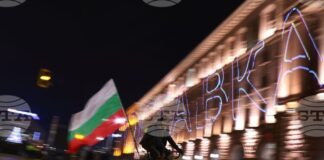 Граждани протестират срещу управляващите в центъра на София