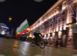 Граждани протестират срещу управляващите в центъра на София