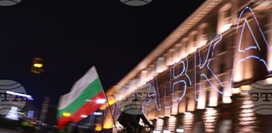 Граждани протестират срещу управляващите в центъра на София