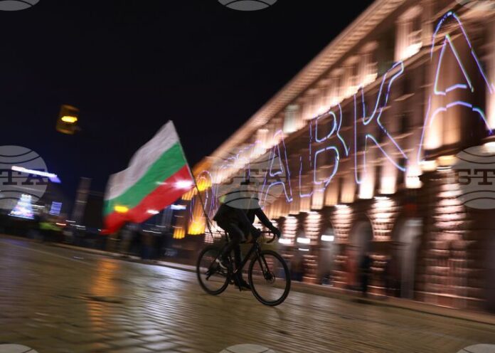 Граждани протестират срещу управляващите в центъра на София