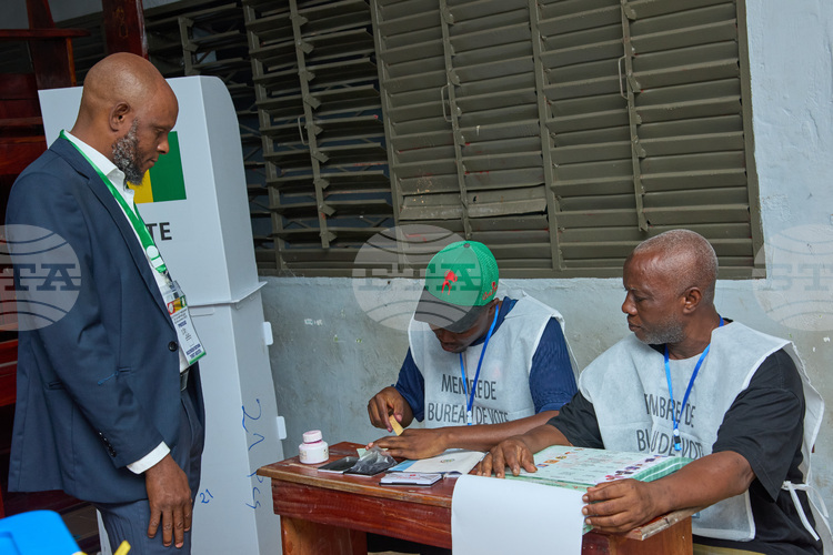 Гвинея провежда избори за нов президент които са първите след