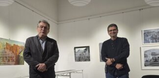 Художникът Петър Лазаров се срещна с ценители на изкуството в Добрич и направи презентация за гравюрата върху дърво