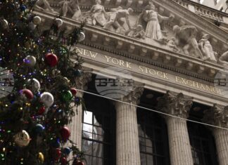 Индексите на Уолстрийт откриха търговията предимно с повишения, насочвайки се към растеж в празничната седмица