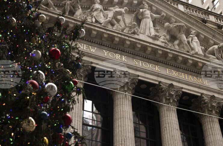 Индексите на Уолстрийт откриха търговията предимно с повишения, насочвайки се към растеж в празничната седмица