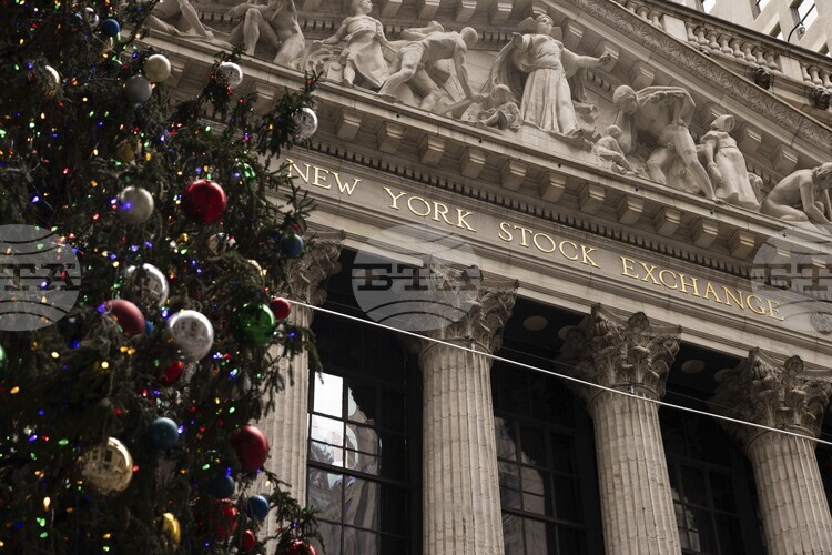 Индексите на Уолстрийт откриха търговията предимно с повишения, насочвайки се към растеж в празничната седмица