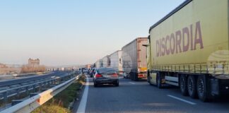 Интензивен е трафикът за товарни автомобили на границата с Турция, а за леки коли - на границата със Сърбия, съобщават от "Гранична полиция"