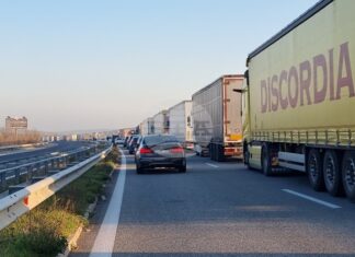 Интензивен е трафикът за товарни автомобили на границата с Турция, а за леки коли - на границата със Сърбия, съобщават от "Гранична полиция"