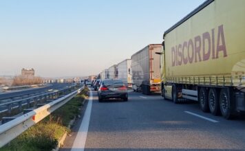 Интензивен е трафикът за товарни автомобили на границата с Турция, а за леки коли - на границата със Сърбия, съобщават от "Гранична полиция"