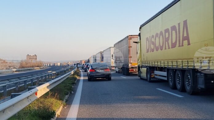 Интензивен е трафикът за товарни автомобили на границата с Турция, а за леки коли - на границата със Сърбия, съобщават от "Гранична полиция"