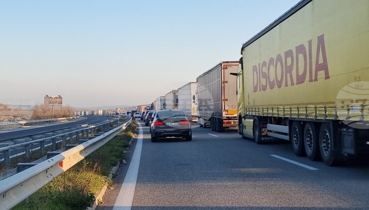 Интензивен е трафикът за товарни автомобили на границата с Турция, а за леки коли - на границата със Сърбия, съобщават от "Гранична полиция"