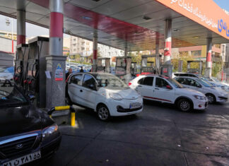 Иран вдигна цените на бензина за пръв път от протестите през 2019 г. Иран вдигна цените на бензина за пръв път от протестите през 2019 г.