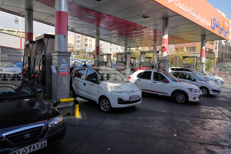 Иран обяви днес нова ценова категория за субсидирания бензин в