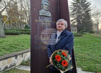 Иван Пейчев може да провокира с голямата честност към словото, с липсата на компромис при изричането на поезията, каза проф. Пламен Дойнов Иван Пейчев може да провокира с голямата честност към словото, с липсата на компромис при изричането на поезията, каза проф. Пламен Дойнов