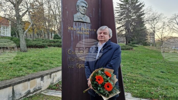 Иван Пейчев може да провокира с голямата честност към словото, Иван Пейчев може да провокира с голямата честност към словото, с липсата на компромис при изричането на поезията, каза проф. Пламен Дойнов