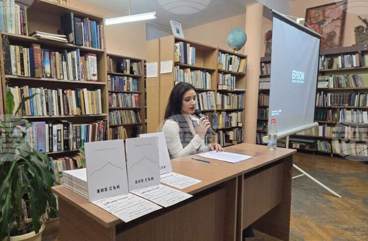 Иванка Ракова представи стихосбирката „Жив сън“ в родното си Панагюрище
