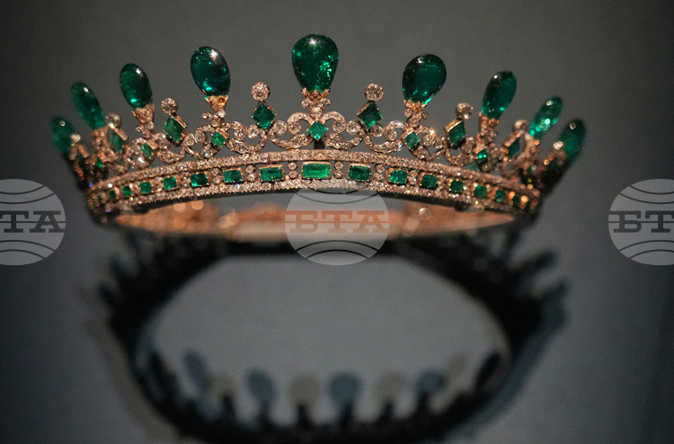 Днес в Париж започва изложба на дворцови съкровища въпреки че