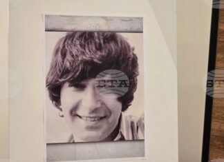 Изложба, посветена на 85 години от рождението на певеца Емил Димитров, е подредена в Регионална библиотека "Христо Смирненски" в Плевен