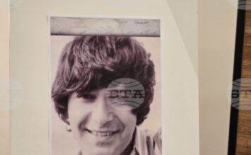 Изложба, посветена на 85 години от рождението на певеца Емил Димитров, е подредена в Регионална библиотека "Христо Смирненски" в Плевен