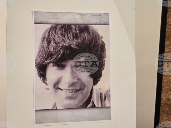 Изложба, посветена на 85 години от рождението на певеца Емил Димитров, е подредена в Регионална библиотека "Христо Смирненски" в Плевен