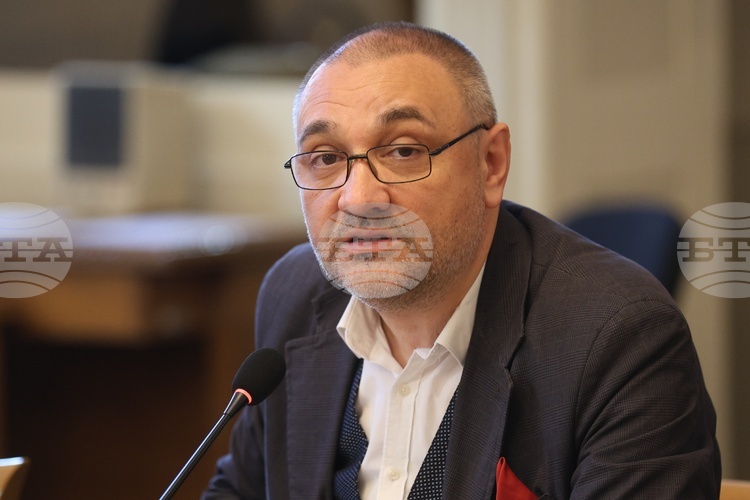 Той подчертава че работата в областта на науката и образованието