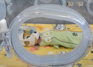 Кампанията „Малки стъпки на големи герои“ ще осигури маски за фототерапия на недоносени бебета