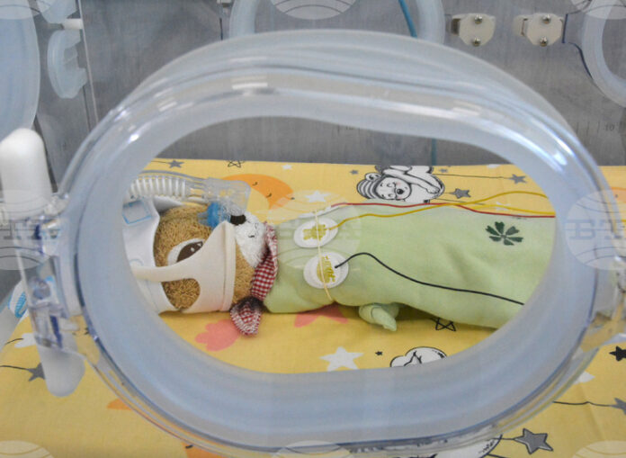 Кампанията „Малки стъпки на големи герои“ ще осигури маски за фототерапия на недоносени бебета