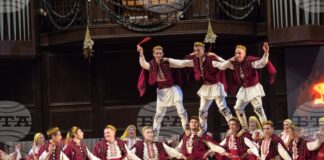 Коледен концерт на Представителната фолклорна танцова студия „Добруджа“ се състоя в Добрич