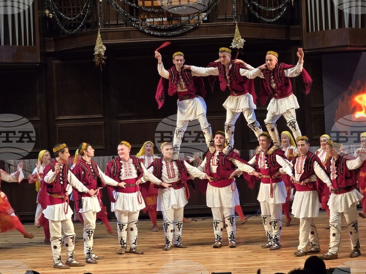 В Добрич се проведе коледен концерт на Представителната фолклорна танцова