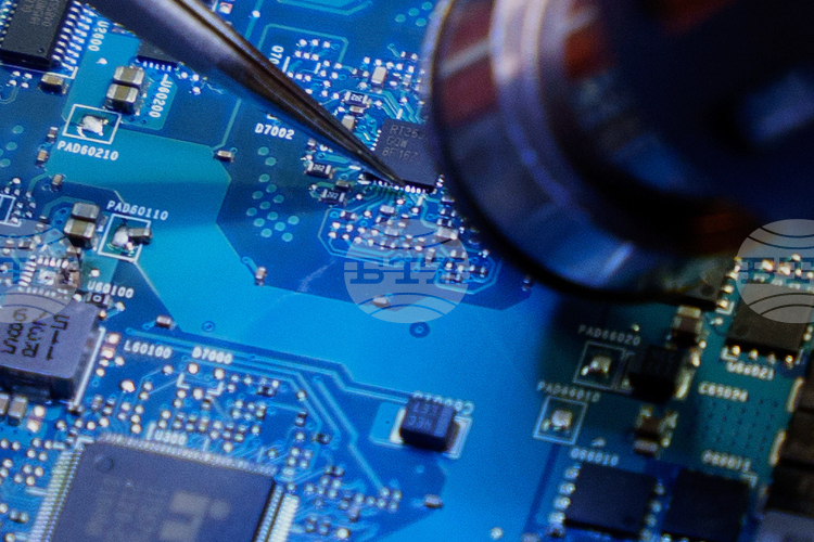 Към края на 2025 г световният сектор на полупроводниците изпитва