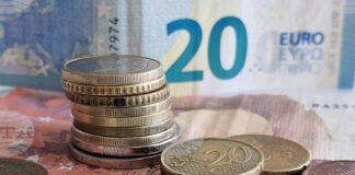 Курсът на еврото остава почти без промяна спрямо долара