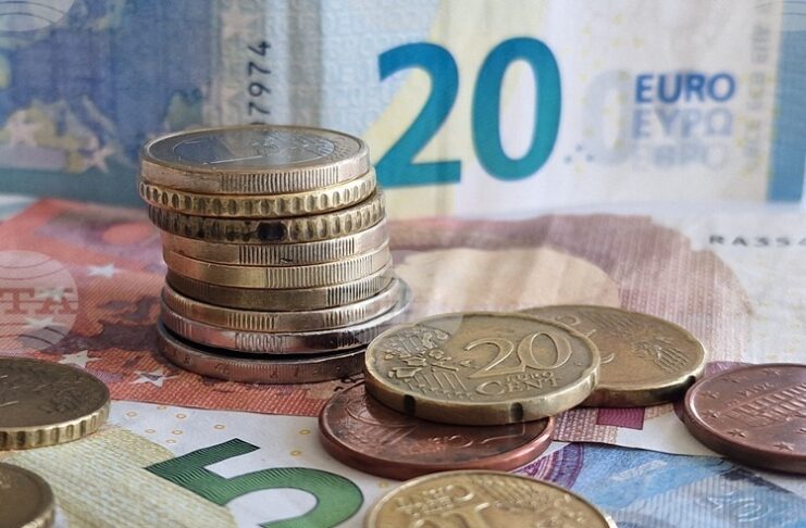 Курсът на еврото остава почти без промяна спрямо долара