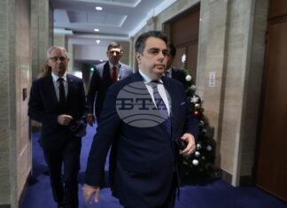 Асен Василев: Управляващите се опитват да си прокарат крадливия бюджет за четвърти път Асен Василев