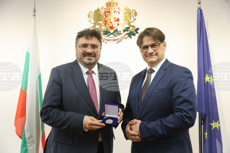 Министърът на културата Мариан Бачев поздрави генералния директор на БТА Кирил Вълчев по повод преизбирането му на поста