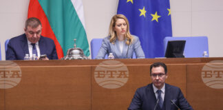 На рождения си ден министър Даниел Митов отговаря пет часа на въпроси за действията на МВР на протеста на 1 декември, поискаха му и оставката