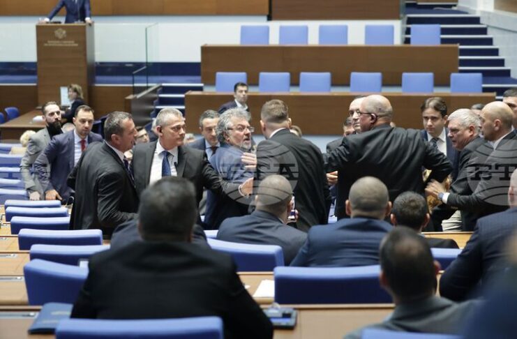 Наказаните със „забележка“ депутати през изминалата политическа година са 26-ма, от тях трима са и с „порицание“