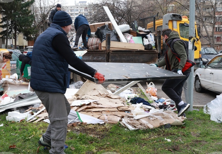 Вчера кметът на София Васил Терзиев участва в доброволческа акция