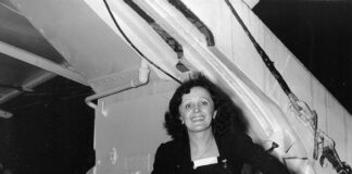 Нищо не трябва да отвлича вниманието на публиката, казва кралицата на френския шансон Едит Пиаф, от чието рождение се навършват 110 години