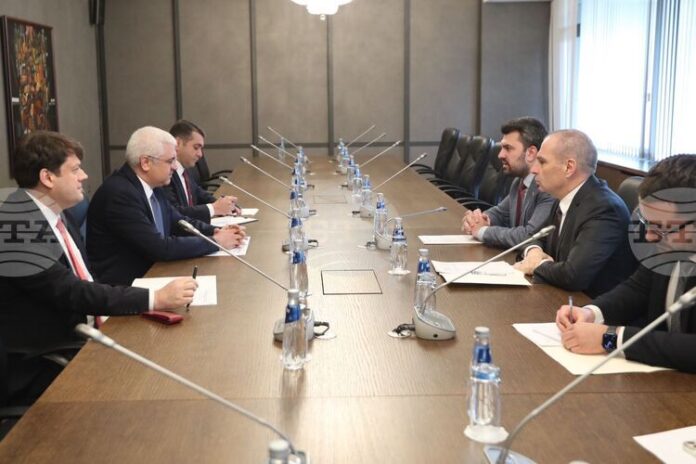 ОБНОВЕНА Буксирането на танкера „Кайрос“ до Ахтопол е станало без знанието на Анкара, заяви посланик Мехмет Уянък пред министрите Караджов и Георгиев