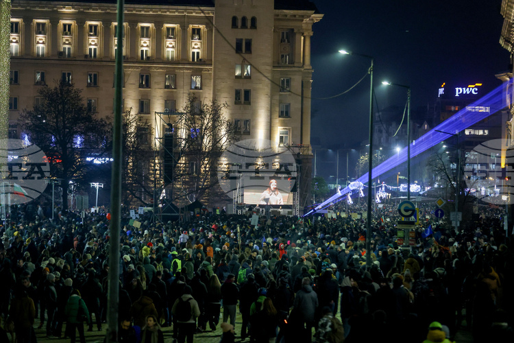 Движението на автомобили в близост до Народното събрание е отново