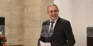 ОБНОВЕНА Личните асистенти днес ще получат парите си, каза министър Борислав Гуцанов