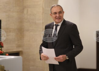 ОБНОВЕНА Личните асистенти днес ще получат парите си, каза министър Борислав Гуцанов